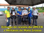 Foram entregues dezenas de revistas a militares de MT