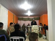 Deus é poderoso e está em nosso meio