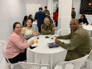 Militares em união no culto militar