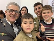 Militares em união no culto militar