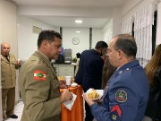 Militares em união no culto militar