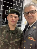 Militares em união no culto militar
