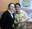 Irmã Izabel esposa Cel Emilson faz entrega de Bíblias a camareira do Hotel