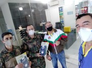 Bíblia, pão diário, canécas e mantimentos