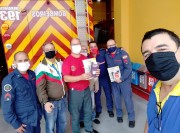 Bíblia, pão diário, canécas e mantimentos