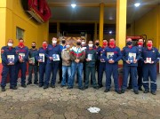 Bíblia, pão diário, canécas e mantimentos