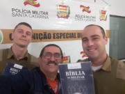 Entrega de bíblia aos militares 