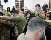 Policial aceita Jeus em culto de militares em Laguna