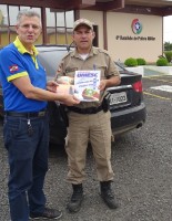 Lavando literaturas evangélicas para os Alunos